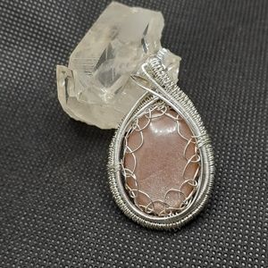 Sterling silver wire wrapped peach moonstone pend.
